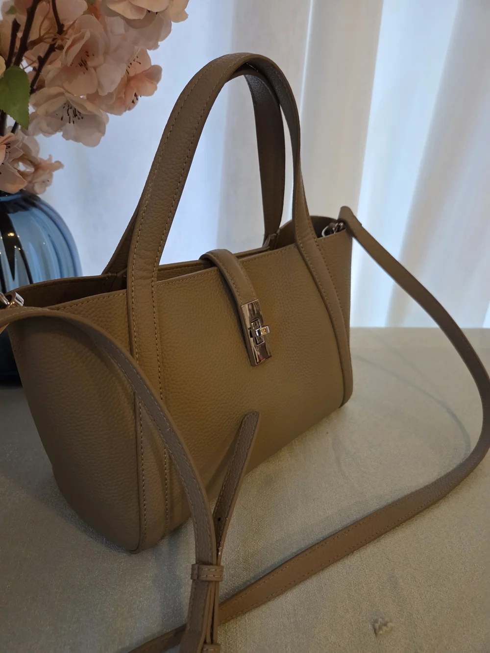 Classic Tan Quality Leather Bucket Tote Bag with Strap & Twist Lock Closure